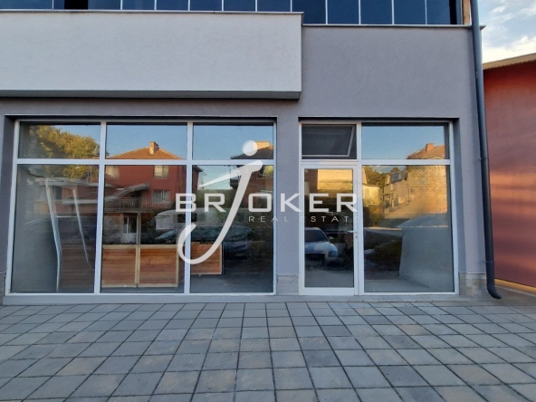 Дава се под наем Магазин в Кърджали, Студен кладенец - 69 кв.м за 306 € - Снимка #1