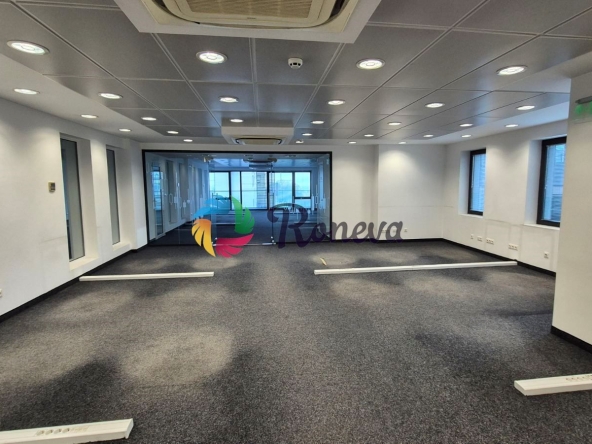 Дава се под наем Офис в Варна, Център - 225 кв.м за 3590.4 € - Снимка #1