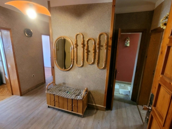 Многостаен апартамент в Добрич, Център - 100 кв.м за 4 €/кв.м - Снимка #1