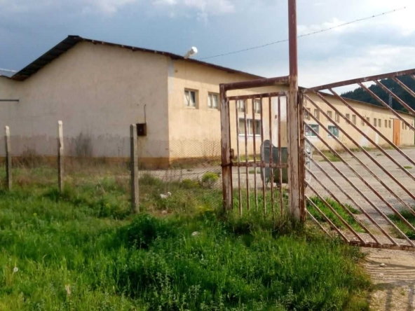 Дава се под наем Промишлена сграда в Гоце Делчев - 1000 кв.м за 1530 € - Снимка #1