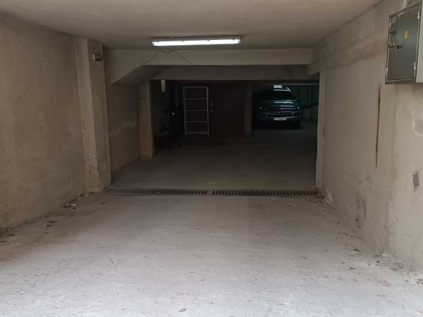 Дава се под наем Гараж / Паркомясто в Варна, Колхозен пазар - 18 кв.м за 112.2 € - Снимка #1