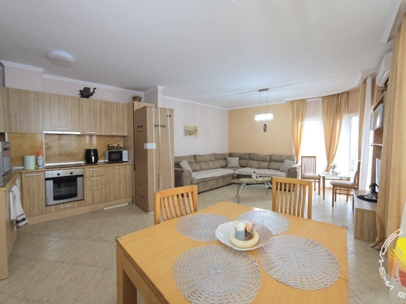 Дава се под наем Тристаен апартамент в Бургас, Изгрев - 130 кв.м за 561 € - Снимка #1