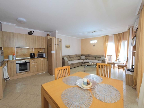 Дава се под наем Тристаен апартамент в Бургас, Изгрев - 130 кв.м за 612 € - Снимка #1