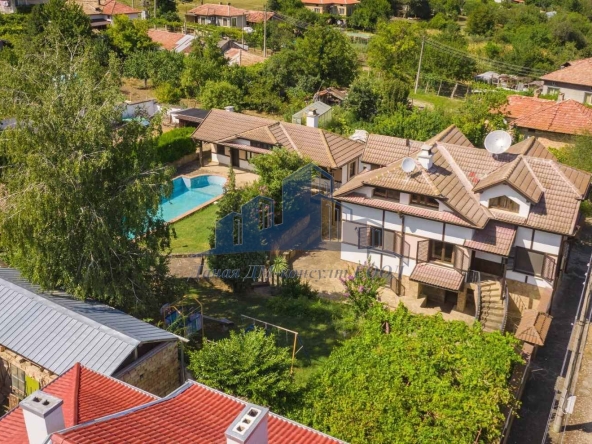 Къща в с. Мадара, Област Шумен - 1550 кв.м за 368 €/кв.м - Снимка #1