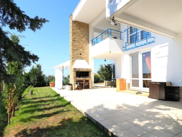 Дава се под наем Къща в с. Равда, Област Бургас - 250 кв.м за 3060 € - Снимка #1