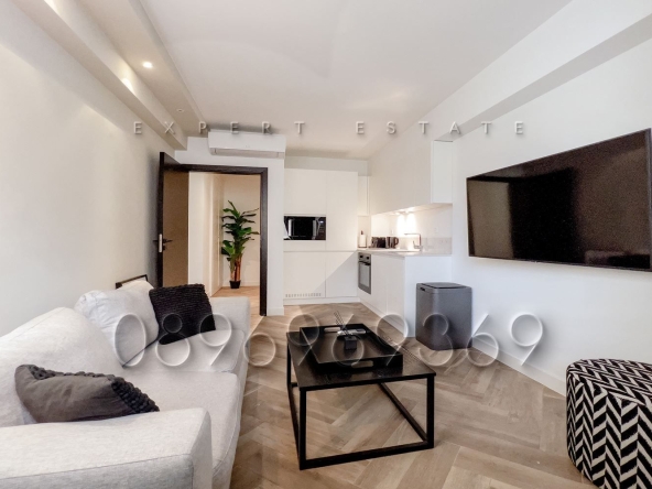 Двустаен апартамент в Варна, Център - 70 кв.м за 3056 €/кв.м - Снимка #1