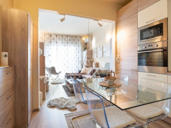 Дава се под наем Двустаен апартамент в София, Център - 55 кв.м за 700 € - Снимка #1