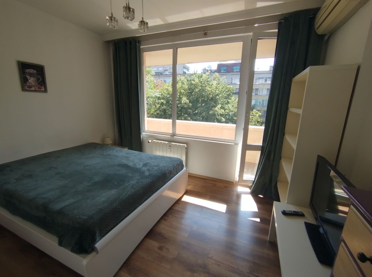 Тристаен апартамент в София, Иван Вазов - 75 кв.м за 10 €/кв.м - Снимка #1