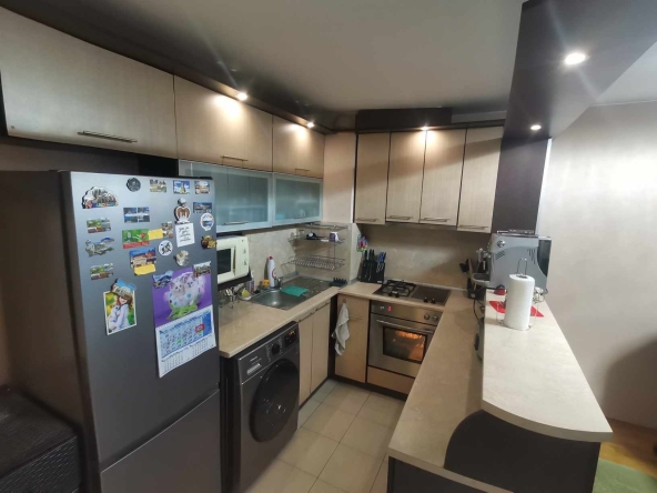 Дава се под наем Тристаен апартамент в Долни чифлик - 67 кв.м за 204 € - Снимка #1