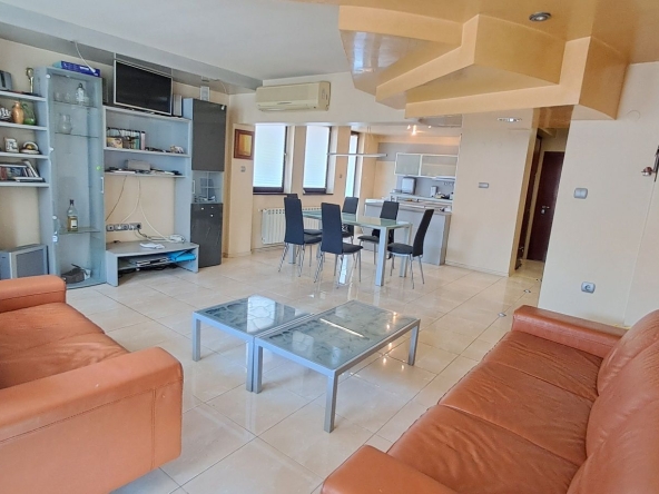 Двустаен апартамент в Плевен, Идеален център - 140 кв.м за 1165 €/кв.м - Снимка #1