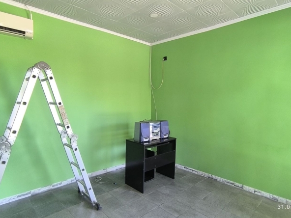 Дава се под наем Магазин в Ямбол, Граф Игнатиев - 20 кв.м за 204 € - Снимка #1