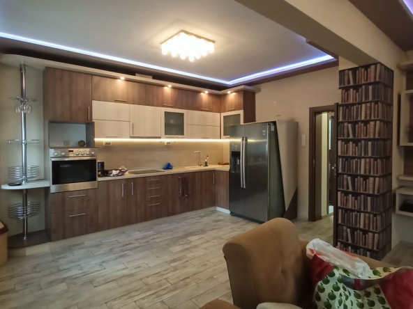 Четиристаен апартамент в София, Оборище - 100 кв.м за 4200 €/кв.м - Снимка #1