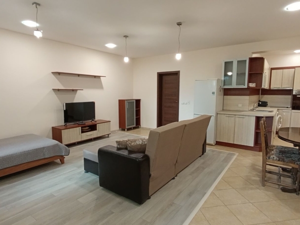 Дава се под наем Едностаен апартамент в Велико Търново, Бузлуджа - 49 кв.м за 255 € - Снимка #1