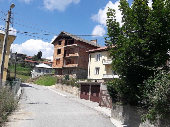 Къща в Пловдив, Гагарин - 500 кв.м за 150 €/кв.м - Снимка #1