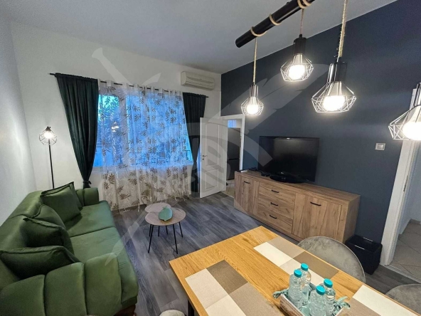 Тристаен апартамент в Варна, Гръцка махала - 105 кв.м за 9 €/кв.м - Снимка #1