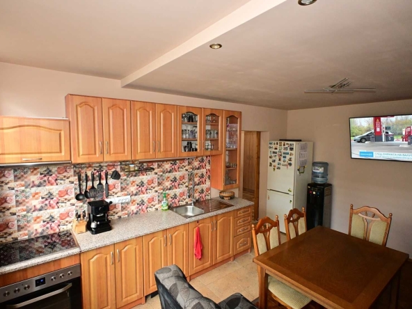 Двустаен апартамент в Перник, Изток - 62 кв.м за 1588 €/кв.м - Снимка #1