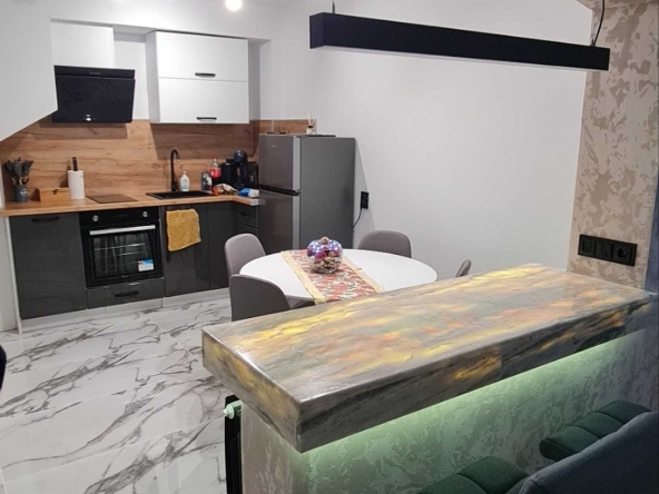 Дава се под наем Тристаен апартамент в Русе, Възраждане - 80 кв.м за 663 € - Снимка #1