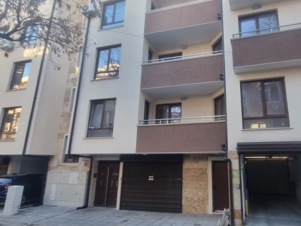 Дава се под наем Гараж / Паркомясто в Варна, Погреби - 15 кв.м за 86.7 € - Снимка #1