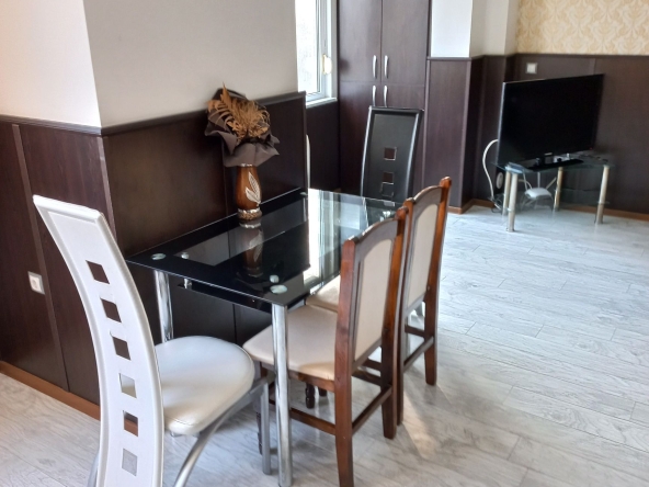 Дава се под наем Двустаен апартамент в Бургас, Център - 76 кв.м за 561 € - Снимка #1