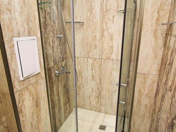 Дава се под наем Тристаен апартамент в Бургас, Център - 100 кв.м за 969 € - Снимка #1