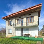 Дава се под наем Етаж от къща в Търговище, Център - 94 кв.м за 54860.7 € - Снимка #1