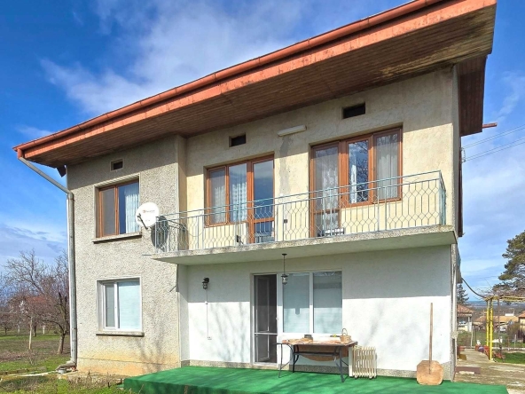 Дава се под наем Етаж от къща в Търговище, Център - 94 кв.м за 54860.7 € - Снимка #1