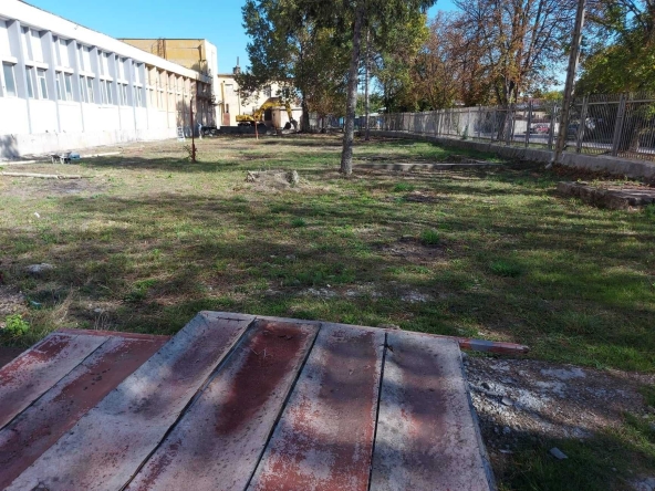 Дава се под наем Парцел в Търговище, Промишлена зона - 2000 кв.м за 306 € - Снимка #1