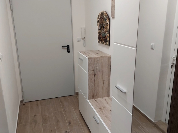 Дава се под наем Тристаен апартамент в Бургас, Славейков - 72 кв.м за 612 € - Снимка #1