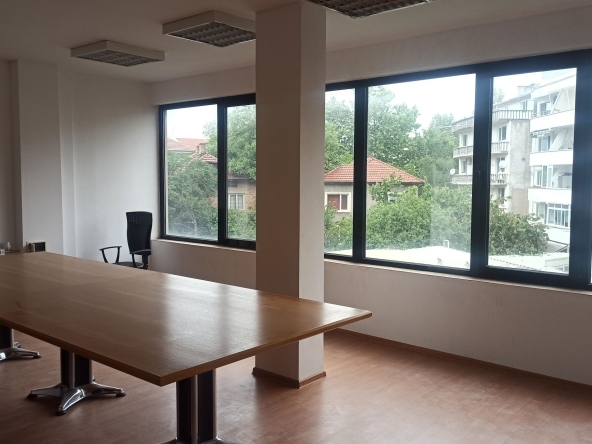 Дава се под наем Офис в Казанлък - 48 кв.м за 204 € - Снимка #1