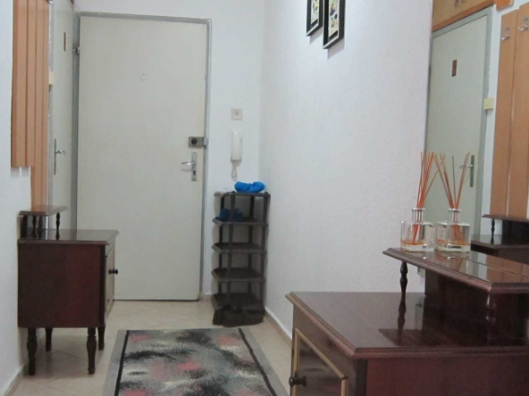 Дава се под наем Тристаен апартамент в Бургас, Лазур - 87 кв.м за 190 € - Снимка #1