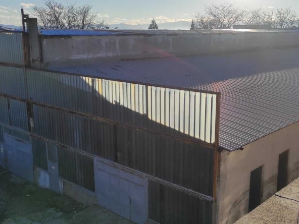 Промишлена сграда в Чирпан - 5000 кв.м за 100 €/кв.м - Снимка #1