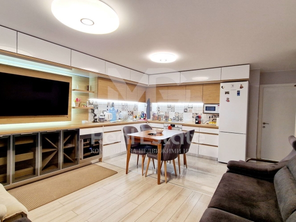 Тристаен апартамент в Пловдив, Остромила - 101 кв.м за 2030 €/кв.м - Снимка #1