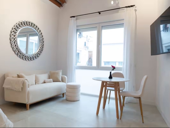 Дава се под наем Едностаен апартамент в София, Център - 52 кв.м за 423.81 € - Снимка #1