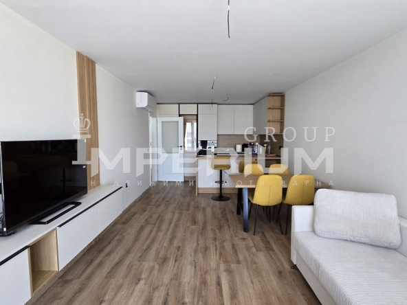 Дава се под наем Тристаен апартамент в Варна, Младост 1 - 100 кв.м за 816 € - Снимка #1