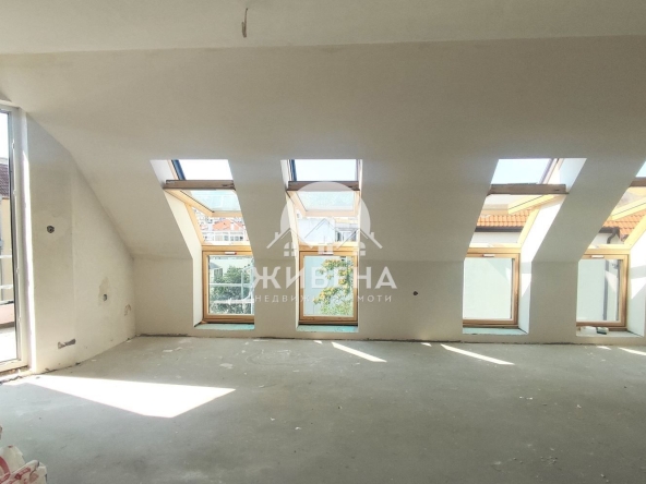 Тристаен апартамент в Варна, Базар Левски - 97 кв.м за 2393 €/кв.м - Снимка #1