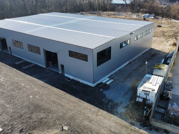 Дава се под наем Склад в Велико Търново, Промишлена зона - Юг - 850 кв.м за 4161.6 € - Снимка #1