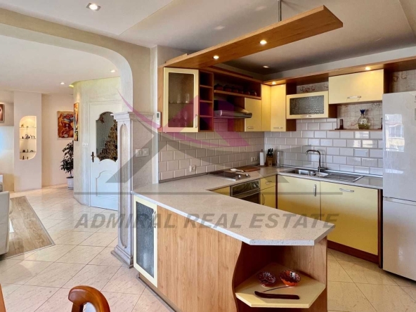 Дава се под наем Тристаен апартамент в Варна, Център - 110 кв.м за 900 € - Снимка #1