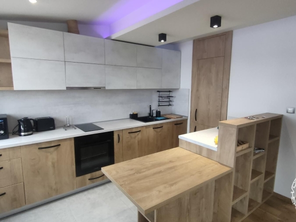 Дава се под наем Тристаен апартамент в Бургас, Център - 90 кв.м за 900 € - Снимка #1