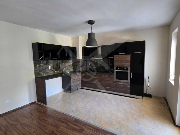 Тристаен апартамент в Пловдив, Кючук Париж - 100 кв.м за 1840 €/кв.м - Снимка #1