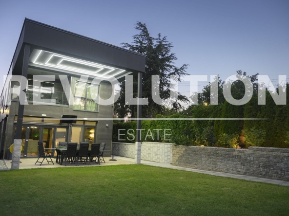 Дава се под наем Къща в Варна, м-т Траката - 320 кв.м за 5000 € - Снимка #1