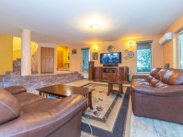 Дава се под наем Къща в София, в.з. Малинова долина - 375 кв.м за 1650 € - Снимка #1