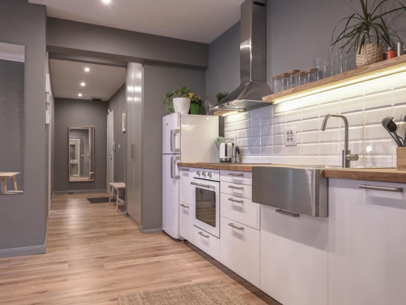 Дава се под наем Тристаен апартамент в София, Център - 78 кв.м за 1500 € - Снимка #1