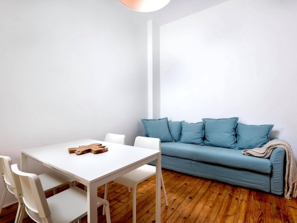 Дава се под наем Двустаен апартамент в Бургас, Център - 130 кв.м за 612 € - Снимка #1