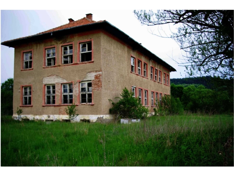 Парцел в София, Красно село - 7550 кв.м за 14 €/кв.м - Снимка #1