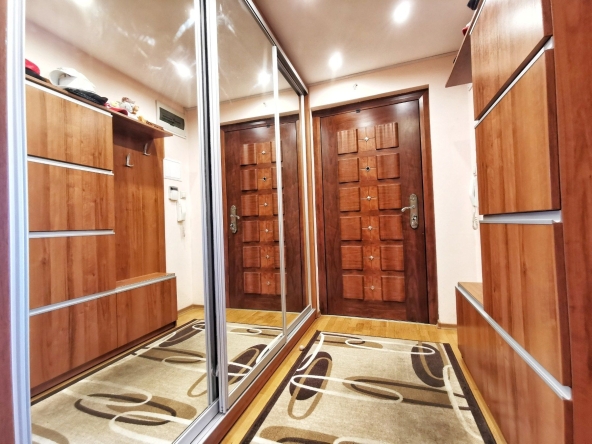 Дава се под наем Тристаен апартамент в Варна, Гръцка махала - 120 кв.м за 900 € - Снимка #1