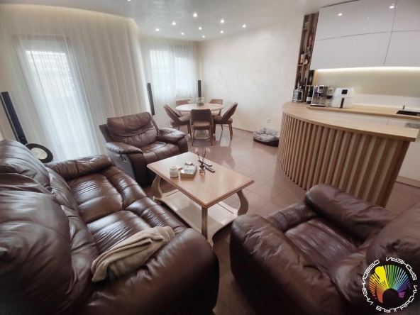 Тристаен апартамент в Бургас, Център - 105 кв.м за 3134 €/кв.м - Снимка #1