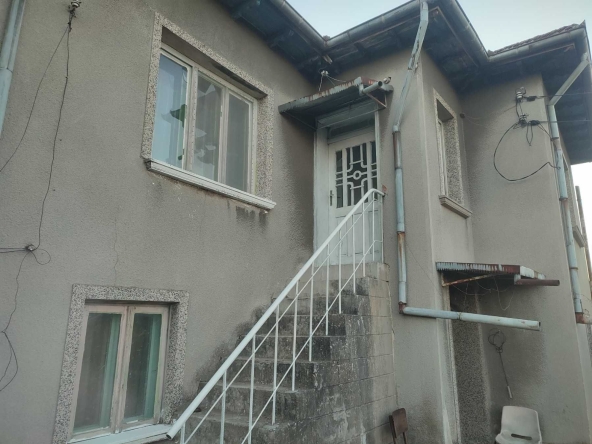 Къща в Свищов - 1200 кв.м за 11 €/кв.м - Снимка #1