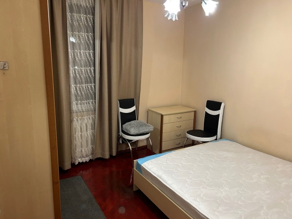 Дава се под наем Тристаен апартамент в София, Център - 15 кв.м за 204 € - Снимка #1