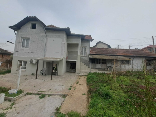 Къща в с. Буковлък, Област Плевен - 205 кв.м за 6 €/кв.м - Снимка #1