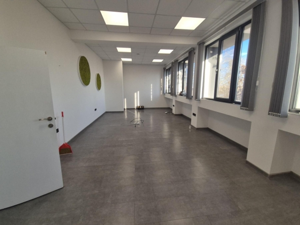 Дава се под наем Офис в Пловдив, Южен - 39 кв.м за 295.8 € - Снимка #1